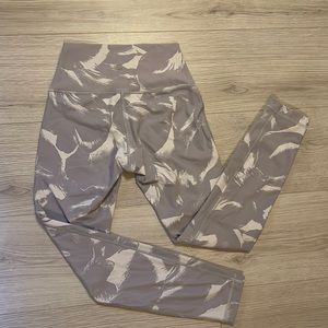 7/8 Lululemon White/Gray Pants